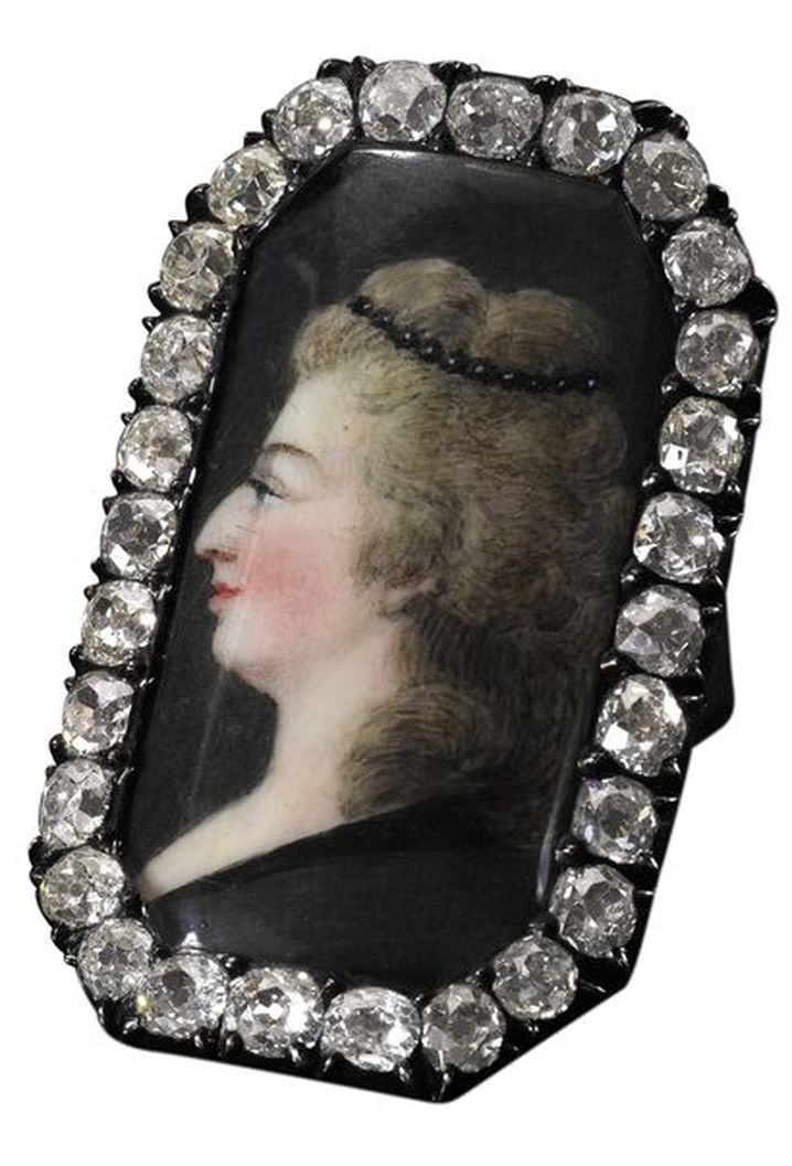 DIAMOND RING WITH PORTRAIT OF MARIE ANTOINETTE, LATE 18TH CENTURY