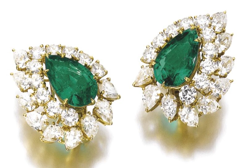 LOT 541 - PAIR OF EARCLIPS OF EMERALD AND DIAMOND PARURE