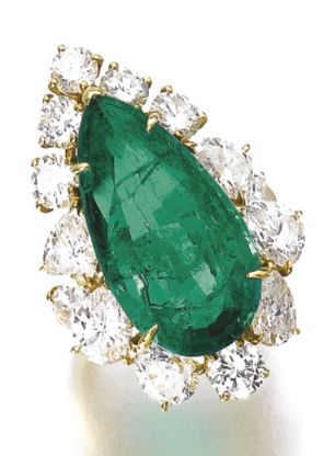 LOT 541 - RING OF THE EMERALD AND DIAMOND PARURE