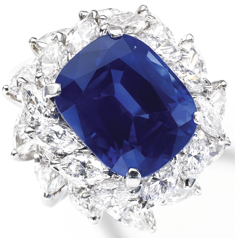LOT 561 - ATTRACTIVE SAPPHIRE AND DIAMOND RING