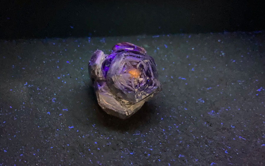 Seed crystal of 115-carat stone showed an orange reaction in long-wave ultraviolet light