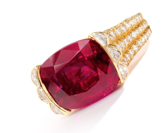 LOT 96 – AN IMPORTANT RUBY AND DIAMOND RING – MOUINTED BY CARVIN FRENCH