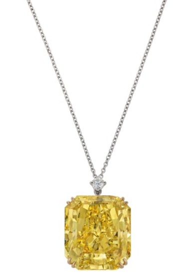 Lot 85 - AN IMPORTANT COLORED DIAMOND AND DIAMOND PENDANT NECKLACE